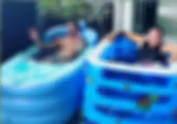 Jadi Tradisi, Pembalap WSBK Berendam di Kolam Karet Usai Balapan di Sirikuit Mandalika