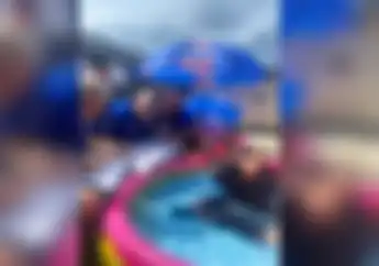 Kelakuan Toprak Razgatlioglu Berendam Sambil Rapat Teknis di Sela-Sela WSBK Mandalika 2022