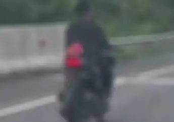 Tanpa Dosa Pemotor Honda Vario Masuk Jalan Tol Tanpa Pelat Nomor Dan Helm