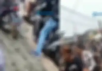 Etika Ratusan Pemotor Kacau, Jalan Cor Belum Kering Malah Diterobos 