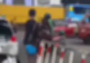 Viral, Emak-emak Hajar Driver Ojol di Bekasi, Honda BeAT Kena Tendangan Kung Fu