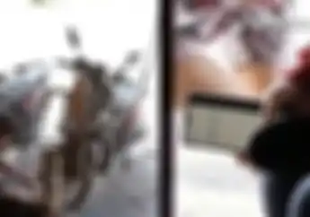 Sambil Tunggu Tambal Ban Motor, Pemotor Wanita Ini Pasang Stopwatch Pastikan Tepat Waktu