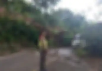 5 Kendaraan Tertimbun Longsor Dampak Gempa Bumi Di Jalan Cipanas-Cianjur Menuju Puncak Bogor