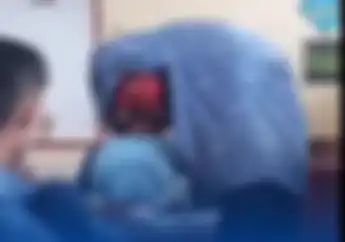 Bukan Naik Motor, Siswa Ini Pakai Helm Untuk Dihajar Kawan-Kawanya Sampai Sekarat