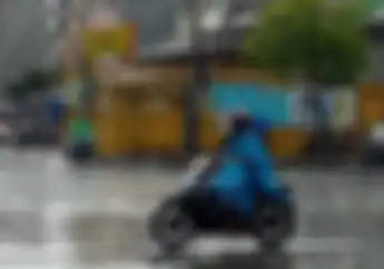 Mitos atau Fakta, Bikers Sering Kehujanan Saat Riding Bisa Bikin Sakit Sampai Masuk Angin
