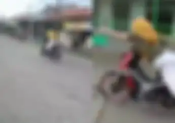 Video Atraksi Emak-emak Naik Motor Honda Revo Bergaya Superman Tanpa Helm, Netizen: Mau Jadi Supermak