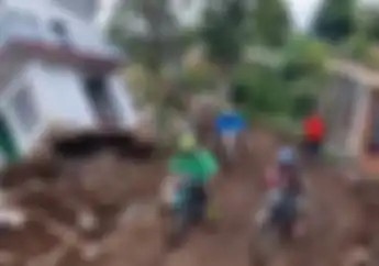Telusuri Korban Gempa Cianjur Di Pedalaman, Pasukan Kopassus Naik Motor Trail Terjang Medan Curam Dan Berlumpur