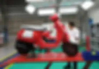 Jadi Paling Murah Vespa Baru Ini Diproduksi di Indonesia Bandingkan Harganya dengan BeAT dan NMAX
