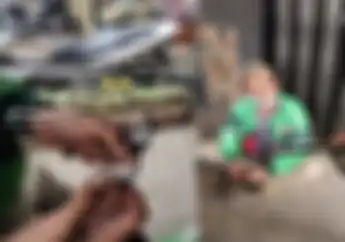Kacamatanya Rusak Dilindas Mobil, Driver Ojol Ini Bingung sampai Keajaiban Datang