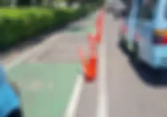 Driver Ojol Keluhkan Stick Cone Jalur Sepeda, Ganggu Dan Malah Jadi Tempat Ngetem