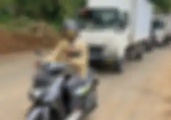Warung Sate Shinta di Jalan Raya Cipanas-Puncak Jadi Objek Foto Pemotor Usai Longsor