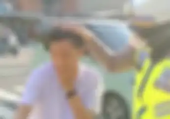 Menang Banyak, Pelajar Tanpa Helm Tak Ditilang Malah Diusap Polwan