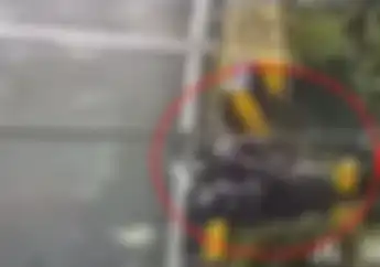 Detik-detik Motor Yamaha NMAX dan Ridernya Terjun ke Parit dari Jembatan di Malang