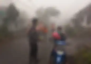 Begini Cara Aman Berkendara Motor Saat Hujan Abu Vulkanik Gunung Semeru