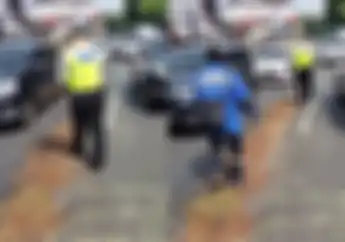 Lindungi Pemotor, Polisi Ini Tebar Pasir Di Lampu Merah Pasar Minggu, Ada Apa?