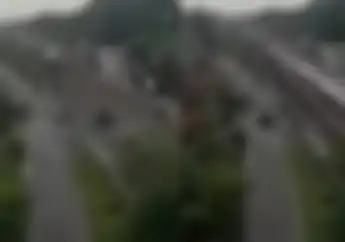 Viral Penjaga Palang Kereta Api Selamatkan Pemotor Di Lamongan, Terjatuh Sampai Patah Kaki