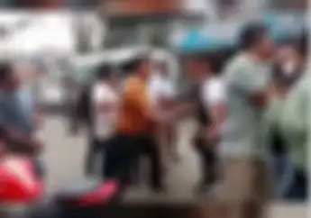 Mencekam, Wartawan Diserang Debt Collector Saat Ambil Gambar Penarikan Paksa Kendaraan di Bekasi