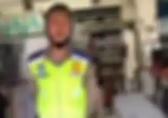 Tilang Manual Dilarang Namun Viral Dua Polisi Melakukan Tilang di Toko Baju Kasatlantas Buka Suara