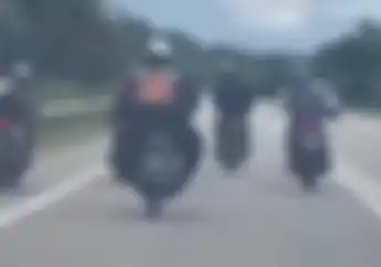 Video Bikers Ngobrol di Tengah Jalan, Endingnya Bikin Ngilu