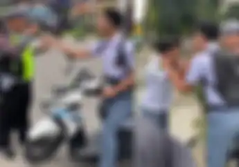 Dua Pelajar Naik Motor Matic Honda Vario Tak Pakai Helm, Disuruh Polisi Adu Kekuatan