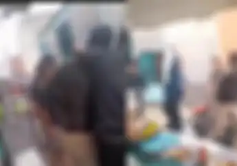 Mencekam, Maling Motor di Bekasi Ngamuk Keluarkan Senjata Tajam, Dilawan Warga Pakai Bambu