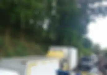 Jalan Sukabumi-Pelabuhan Ratu Macet Total Karena Longsor, Bikers Kejebak 12 Jam