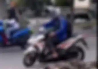 Kocak Pemotor Pakai Penyambung Pipa Jadi Helm, Akibat Gak Ada Kresek