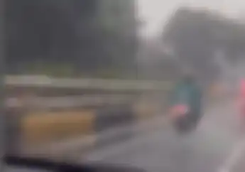 Jakarta Diguyur Hujan Es, Pemotor Sebaiknya Berteduh Atau Jalan Terus?