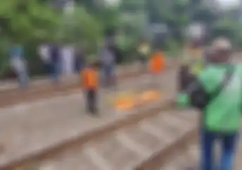 Pemotor Paruh Baya Tewas Terseret Kereta Api 25 Meter Usai Terobos Pintu Perlintasan di Bojonggede