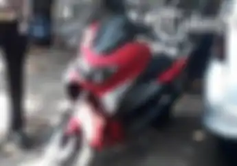 Motor Matic Yamaha NMAX dan Dua Teras Rumah Hancur Ditabrak Mobil Panther Di Karanganyar