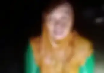 Seorang Ibu Mandi di Sungai Tengah Malam Sambil Live Tiktok, Penghasilannya Bisa Dapat Honda BeAT