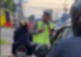 Pemotor Melongo, Polisi di Yogyakarta Tertibkan Lalu Lintas Sambil Berkaraoke di Pinggir Jalan