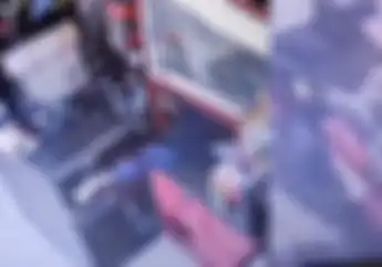 Emak-emak Naik Motor Matic Yamaha NMAX Curi Uang di Kasir Alfamidi Balikpapan, Aksinya Terekam CCTV