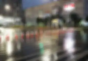 Prediksi Cuaca Malam Tahun Baru 2023 di Jakarta, Bikers Sedia Jas Hujan di Motor