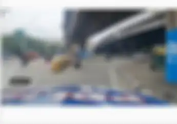 Pemotor Cuek Lawan Arah Di Plumpang, Enggak Sadar Ada Polisi Lagi Lakukan Tilang ETLE