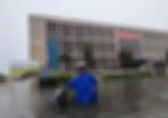Puluhan Motor Mogok Akibat Terendam Banjir Dahsyat di Semarang