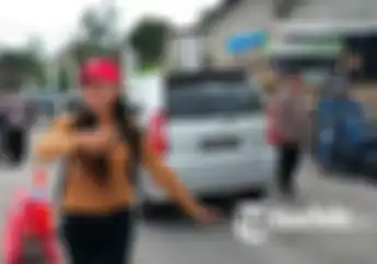 Sosok Cewek Cantik Atur Lalu Lintas Di Depan Cipogo Cheese Park Bikin Bikers Melongo