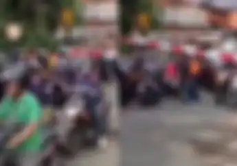Video Puluhan Pemotor Terabas Palang Pintu Kereta Api, Langsung Panik saat Kereta Datang