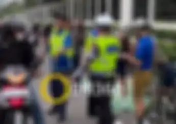 Pemotor Tegang Lihat Pesepeda Bentak-bentak Polisi di Depan Gedung DPR/MPR, Begini Kronologinya