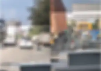 Aksi Pahlawan Driver Ojol Bantu Buka Jalan Ambulans, Tuai Doa dari Netizen