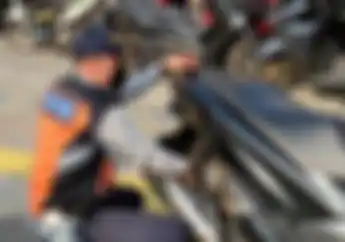 Waspada, Sembarangan Parkir Motor di Daan Mogot Bakal Dicabut Pentilnya Oleh Petugas