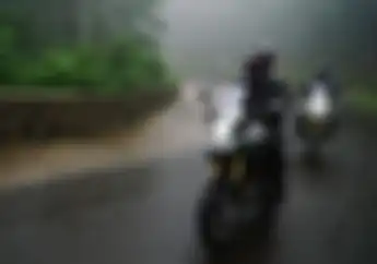 Jangan Takut Licin, Sebaiknya Tetap Gunakan Sarung Tangan Motor Meski Saat Hujan