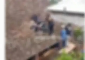 Bikin Melongo, Motor Matic Honda BeAT Tiba-tiba Nyangkut di Atap Rumah di Magelang