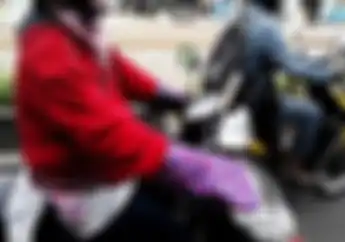 Kepada Ibu-ibu Jangan Pakai Sarung Tangan Masak Untuk Motor Bisa Jadi Bahaya