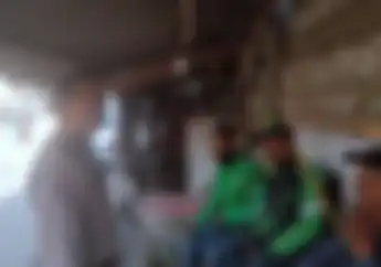 Lagi Asyik Istirahat Melepas Lelah, Driver Ojol Kaget Didatangi Polisi