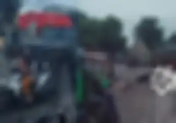 Emak-Emak Bawa Motor Matic Honda Vario Terobos Salip Ranpur Berujung Tragis