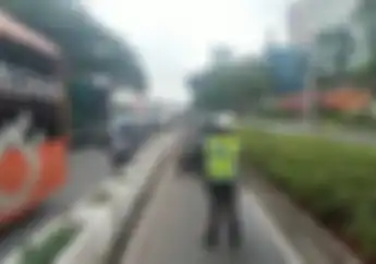 Lihat Polisi Berdiri, Gerombolan Pemotor Kocar-kacir dari Jalur Sepeda 
