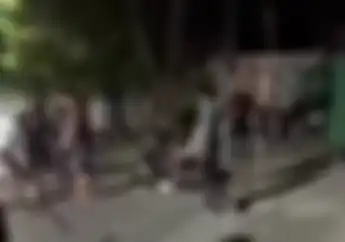 Anggota Geng Motor Nahan Tangis Ketakutan, Motor Berserakan Dihancurkan Warga di Surabaya