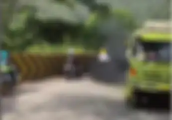 Pemotor Honda Sonic 150R Geber-geber Knalpot Brong di Sitinjau Lauik, Langsung Dibalas Supir Truk