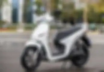 Lumayan Jauh Nih Sekali Charge Bisa 90 Km Motor Listrik Baru Buatan Vietnam Cuma Dijual Rp15 Jutaan